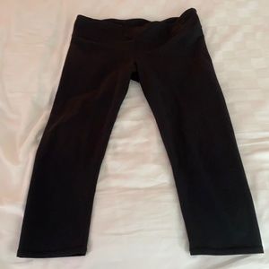 Fabletics classic black cropped leggings. Sz M EUC